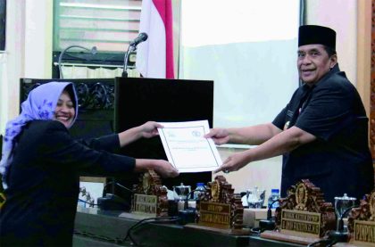 Wakil Bupati Purbalingga, Sudono menerima dokumen pandangan umum terhadap 5 Rancangan Peraturan Daerah (Raperda) saat Rapat Paripurna dengan agenda Penyampaian Pandangan Umum Fraksi Terhadap 5 Raperda, Senin 14 Agustus 2023.