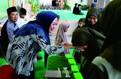 Bupati Purbalingga, Dyah Hayuning Pratiwi saat menghadiri Pengajian dan Santunan Yatim Piatu oleh PAC Fatayat NU Kecamatan Padamara, di Halaman Masjid Nurul A'mal Desa Mipiran, Minggu 13 Agustus 2023.