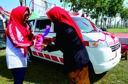 Bupati Purbalingga Dyah Hayuning Pratiwi (Tiwi) menyerahkan satu unit mobil ambulan siaga untuk Desa Kalialang, Kecamatan Kemangkon, sambutannya pada Festival Budaya Kalialang, Sabtu 12 Agustus 2023.