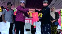 Kepala Dinas Pemuda Olahraga dan Pariwisata (Dinporapar) Purbalingga, Prayitno menyerahkan sertifikat desa wisata kepada Kepala Desa Banjaran, Muhamad Ichmun di komplek destinasi wisata Klawing Sonten, Sabtu 19 Agustus 2023    Kepala Dinas Pemuda Olahraga dan Pariwisata (Dinporapar) Purbalingga, Prayitno menyerahkan sertifikat desa wisata kepada Kepala Desa Banjaran, Muhamad Ichmun di komplek destinasi wisata Klawing Sonten, Sabtu 19 Agustus 2023