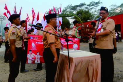 Timbang terima tunas kelapa dari Wakil Ketua Majelis Pembimbing Cabang (Mabicab) Gerakan Pramuka yang juga Wakil Bupati Wonosobo Muhammad Albar kepada Ketua Mabicab Gerakan Pramuka yang juga Pj Bupati Banjarnegara, Tri Harso Widirahmanto terlaksana di halaman Pasar Tunggoro, Desa Tunggara, Kecamatan Sigaluh, Jumat 25 Agustus 2023.