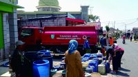 Truk tangki air bersih menyalurkan untuk masyarakat Purbalingga yang terdampak musim kemarau panjang. Truk tangki air bersih menyalurkan untuk masyarakat Purbalingga yang terdampak musim kemarau panjang.