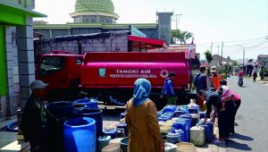 Truk tangki air bersih menyalurkan untuk masyarakat Purbalingga yang terdampak musim kemarau panjang. Truk tangki air bersih menyalurkan untuk masyarakat Purbalingga yang terdampak musim kemarau panjang.