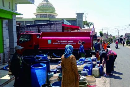 Truk tangki air bersih menyalurkan untuk masyarakat Purbalingga yang terdampak musim kemarau panjang.