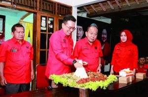 Ketua DPC PDI Perjuangan  Purbalingga HR Bambang Irawan saat meresmikan Posko Bersama Daerah Pemilihan (Dapil) II di Kecamatan Kutasari, Sabtu 12 Agustus 2023 malam. Ketua DPC PDI Perjuangan  Purbalingga HR Bambang Irawan saat meresmikan Posko Bersama Daerah Pemilihan (Dapil) II di Kecamatan Kutasari, Sabtu 12 Agustus 2023 malam.