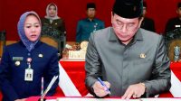 Ketua DPRD HR. Bambang Irawan menandatangani persetujuan Raperda  Perubahan APBD Kabupaten Purbalingga tahun 2023 dalam Rapat Paripurna DPRD, Kamis 24 Agustus 2023. Foto: Humas DPRD Purbalingga Ketua DPRD HR. Bambang Irawan menandatangani persetujuan Raperda  Perubahan APBD Kabupaten Purbalingga tahun 2023 dalam Rapat Paripurna DPRD, Kamis 24 Agustus 2023. Foto: Humas DPRD Purbalingga
