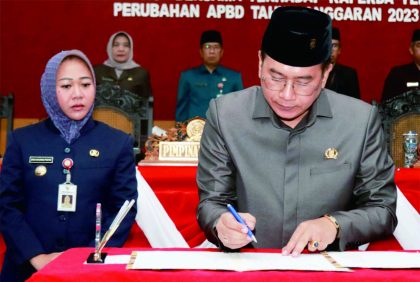 Ketua DPRD HR. Bambang Irawan menandatangani persetujuan Raperda  Perubahan APBD Kabupaten Purbalingga tahun 2023 dalam Rapat Paripurna DPRD, Kamis 24 Agustus 2023. Foto: Humas DPRD Purbalingga