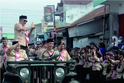 Wakil Ketua Majelis Pembimbing Cabang (Mabicab) Gerakan Pramuka Purbalingga Kak Sudono bersama Ketua Kwarcab Kabupaten Purbalingga, Kak Tri Gunawan Setyadi (berdiri) saat Estafet Tunas Kelapa (ETK) ke 38 Gerakan Pramuka Kwartir Daerah (Kwarda) Jawa Tengah, di Desa Kutabawa Kecamatan Karangreja, Senin 28 Agustus 2023.