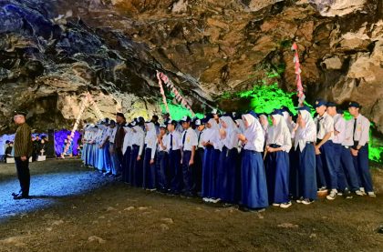 Upacara pengibaran Bendera Merah Putih, memperingati Hari Ulang Tahun (HUT RI) ke 78 Republik Indonesia, di balai pertemuan agung, Kamis 17 Agustus 2023.