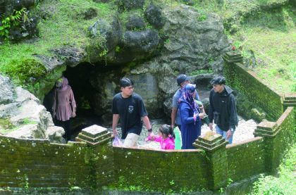 Obyek Wisata Goa Lawa Purbalingga (Golaga) menjadi rujukan berlibur untuk menghirup udara pagi