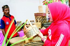Bupati Purbalingga Dyah Hayuning Pratiwi saat Roadshow Pemulihan Ekonomi, di lapangan Desa Kebutuh, Selasa 8 Agustus 2023. Bupati Purbalingga Dyah Hayuning Pratiwi saat Roadshow Pemulihan Ekonomi, di lapangan Desa Kebutuh, Selasa 8 Agustus 2023.