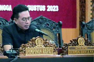 Ketua DPRD Purbalingga HR Bambang Irawan memimpin Rapat Paripurna DPRD acara Penyampaian Jawaban Bupati Atas Pandangan Umum Fraksi atas Raperda Perubahan APBD 2023 dan 4 Raperda lainnya, di Ruang Paripurna DPRD Purbalingga, Selasa 15 Agustus 2023. Foto: Dinkominfo Purbalingga Ketua DPRD Purbalingga HR Bambang Irawan memimpin Rapat Paripurna DPRD acara Penyampaian Jawaban Bupati Atas Pandangan Umum Fraksi atas Raperda Perubahan APBD 2023 dan 4 Raperda lainnya, di Ruang Paripurna DPRD Purbalingga, Selasa 15 Agustus 2023. Foto: Dinkominfo Purbalingga
