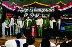 Pembina Sarung Ganjar, Muhammad Romahurmuziy, saat deklarasi Ganjar Pranowo Presiden 2024 di Rumah Aspirasi Ganjar Pranowo-Presiden 2024,  Menteng, Jakarta Pusat, Minggu 13 Agustus 2023. Pembina Sarung Ganjar, Muhammad Romahurmuziy, saat deklarasi Ganjar Pranowo Presiden 2024 di Rumah Aspirasi Ganjar Pranowo-Presiden 2024,  Menteng, Jakarta Pusat, Minggu 13 Agustus 2023.