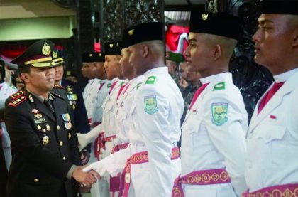 Kapolres Purbalingga AKBP Hendra Irawan mengukuhkan sebanyak 30 pelajar SMA/SMK/MA menjadi pasukan pengibar bendera di Pendapa Dipokusumo Purbalingga, Selasa 15 Agustus 2023. Foto: Bagian Prokopim Setda Purbalingga.