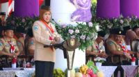 Ketua Majelis Pembimbing Daerah (Ka Mabida) Gerakan Pramuka Provinsi Jawa Timur,  Khofifah Indar Parawansa saat menjadi pembina apel besar Peringatan 62 tahun Hari Pramuka Indoensia, di Halaman Gedung Negara Grahadi, Senin 14 Agustus 2023. Foto: pramukarek.or.id Ketua Majelis Pembimbing Daerah (Ka Mabida) Gerakan Pramuka Provinsi Jawa Timur,  Khofifah Indar Parawansa saat menjadi pembina apel besar Peringatan 62 tahun Hari Pramuka Indoensia, di Halaman Gedung Negara Grahadi, Senin 14 Agustus 2023. Foto: pramukarek.or.id