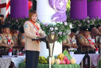 Ketua Majelis Pembimbing Daerah (Ka Mabida) Gerakan Pramuka Provinsi Jawa Timur,  Khofifah Indar Parawansa saat menjadi pembina apel besar Peringatan 62 tahun Hari Pramuka Indoensia, di Halaman Gedung Negara Grahadi, Senin 14 Agustus 2023. Foto: pramukarek.or.id