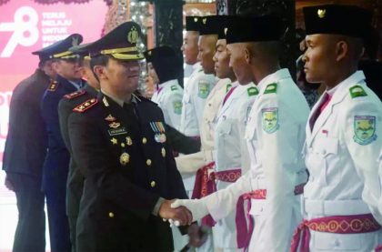 Kapolres Purbalingga AKBP Hendra Irawan mengucapkan selamat kepada anggota Pasukan Pengibar Bendera (Paskibra) Kabupaten Purbalingga, usai pengukuhan di Pendapa Dipokusumo Pemkab Purbalingga, Selasa 15 Agustus 2023. Foto: Bagian Prokompim Setda Purbalingga.