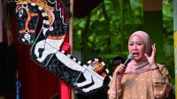 Bupati Purbalingga Dyah Hayuning Pratiwi (Tiwi) saat menghadiri pentas seni Kuda Kepang Turangga Kracak Budaya, di halaman Sekolah POS Paud Al Amien Candiwulan, Minggu 20 Agustus 2023. Bupati Purbalingga Dyah Hayuning Pratiwi (Tiwi) saat menghadiri pentas seni Kuda Kepang Turangga Kracak Budaya, di halaman Sekolah POS Paud Al Amien Candiwulan, Minggu 20 Agustus 2023.