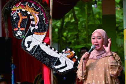 Bupati Purbalingga Dyah Hayuning Pratiwi (Tiwi) saat menghadiri pentas seni Kuda Kepang Turangga Kracak Budaya, di halaman Sekolah POS Paud Al Amien Candiwulan, Minggu 20 Agustus 2023.