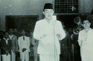 Foto dokumentasi saat Ir. Soekarno membacakan teks Proklamasi Kemerdekaan Republik Indonesia (RI) pada 17 Agustus 1945 di Jakarta. Arsip Nasional RI Foto dokumentasi saat Ir. Soekarno membacakan teks Proklamasi Kemerdekaan Republik Indonesia (RI) pada 17 Agustus 1945 di Jakarta. Arsip Nasional RI