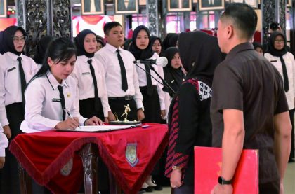 Bupati Purbalingga Dyah Hayuning Pratiwi (Tiwi) dalam acara Penandatanganan dan Penyerahan Perjanjian Kerja PPPK dan Pelantikan serta Pengambilan Sumpah/Janji Pejabat Fungsional di Lingkungan Pemkab Purbalingga, di Pendopo Dipokusumo, Selasa 15 Agustus 2023.