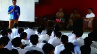 Content Writter, Bangkit Wismo saat acara Talkshow Bhineka Tunggal Ika sebagai bagian dari Project Penguatan Profil Pelajar Pancasila (P5), di SMA Negeri 1 Kutasari, Senin 21 Agustus 2023. Content Writter, Bangkit Wismo saat acara Talkshow Bhineka Tunggal Ika sebagai bagian dari Project Penguatan Profil Pelajar Pancasila (P5), di SMA Negeri 1 Kutasari, Senin 21 Agustus 2023.