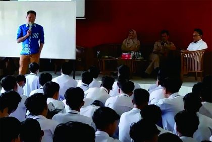 Content Writter, Bangkit Wismo saat acara Talkshow Bhineka Tunggal Ika sebagai bagian dari Project Penguatan Profil Pelajar Pancasila (P5), di SMA Negeri 1 Kutasari, Senin 21 Agustus 2023.