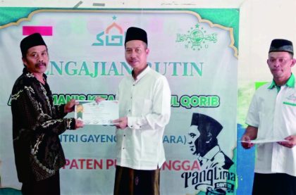 Ketua SGN Purbalingga, Kyai Muhamad Labib Murtaqi (Gus Labib) menyerahkan sertifikat Tukang Jagal Halal (Kang Jalal) untuk 156 orang, di Pondok Pesantren Irsadul  Awam, Desa Sidanegara Kecamatan Kaligondang, Minggu 13 Agustus 2023.