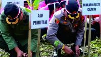 Wakapolresta Cilacap AKBP Arief Fajar Satria saat kegiatan menanam pohon mangrove sebanyak 1.000 pohon, di Hutan Mangrove Desa Tritih Lor, Kecamatan Jeruklegi, Rabu 23 Agustus 2023. Foto: Estanto Prima Yuniarto/ dok Polresta Cilacap Wakapolresta Cilacap AKBP Arief Fajar Satria saat kegiatan menanam pohon mangrove sebanyak 1.000 pohon, di Hutan Mangrove Desa Tritih Lor, Kecamatan Jeruklegi, Rabu 23 Agustus 2023. Foto: Estanto Prima Yuniarto/ dok Polresta Cilacap