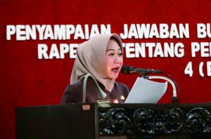 Bupati Purbalingga Dyah Hayuning Pratiwi dalam Rapat Paripurna DPRD acara Penyampaian Jawaban Bupati Atas Pandangan Umum Fraksi atas Raperda Perubahan APBD 2023 dan 4 Raperda lainnya, di ruang rapat DPRD Purbalingga, Selasa 15 Agustus 2023. Foto: Bagian Prokopim Setda Purbalingga Bupati Purbalingga Dyah Hayuning Pratiwi dalam Rapat Paripurna DPRD acara Penyampaian Jawaban Bupati Atas Pandangan Umum Fraksi atas Raperda Perubahan APBD 2023 dan 4 Raperda lainnya, di ruang rapat DPRD Purbalingga, Selasa 15 Agustus 2023. Foto: Bagian Prokopim Setda Purbalingga
