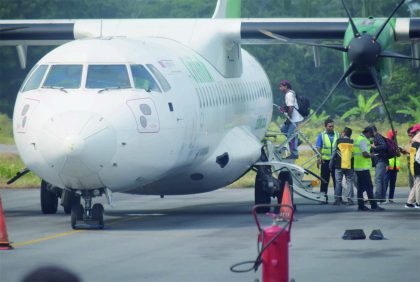 48 orang jemaah berangkat umroh dari Bandara Jenderal Besar Soedirman Purbalingga menuju Halim Perdana Kusuma dan langsung ke Jeddah, Sabtu 26 Agustus 2023. Foto: Mahendra Yudhi Krisnha