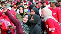 Bupati Purbalingga, Dyah Hayuning Pratiwi Bupati (Tiwi) berswa foto bersama masyarakat sebelum senam bersama dan jalan sehat dalam rangka Peringatan Hari Ulang Tahun ke-78 Kemerdekaan Republik Indonesia di Alun-alun Purbalingga, Sabtu 26 Agustus 2023. Foto: Prokompin Setda Purbalingga Bupati Purbalingga, Dyah Hayuning Pratiwi Bupati (Tiwi) berswa foto bersama masyarakat sebelum senam bersama dan jalan sehat dalam rangka Peringatan Hari Ulang Tahun ke-78 Kemerdekaan Republik Indonesia di Alun-alun Purbalingga, Sabtu 26 Agustus 2023. Foto: Prokompin Setda Purbalingga