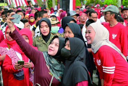 Bupati Purbalingga, Dyah Hayuning Pratiwi Bupati (Tiwi) berswa foto bersama masyarakat sebelum senam bersama dan jalan sehat dalam rangka Peringatan Hari Ulang Tahun ke-78 Kemerdekaan Republik Indonesia di Alun-alun Purbalingga, Sabtu 26 Agustus 2023. Foto: Prokompin Setda Purbalingga Bupati Purbalingga, Dyah Hayuning Pratiwi Bupati (Tiwi) berswa foto bersama masyarakat sebelum senam bersama dan jalan sehat dalam rangka Peringatan Hari Ulang Tahun ke-78 Kemerdekaan Republik Indonesia di Alun-alun Purbalingga, Sabtu 26 Agustus 2023. Foto: Prokompin Setda Purbalingga