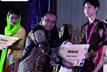 Nabhan Musthofa Alghozy (Ozy), pelajar tingkat 3 SMALB Purba Adhi Suta Purbalingga meraih Juara 2 tingkat Nasional pada Festival dan Lomba Seni Siswa Nasional (FLS2N) 2023 untuk kategori lomba desain grafis, di Jakarta, 19 Agustus 2023