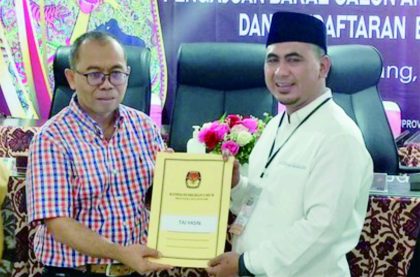 Gus Yasin resmi mendaftar sebagai calon anggota Dewan Perwakilan Daerah (DPD) RI ke KPU Jawa Tengah, di Jalan Veteran, Kota Semarang, Kamis 11 Mei 2023.