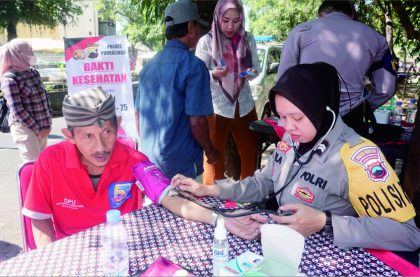 Polisi Wanita (Polwan) Polres Purbalingga menyelanggarakan bakti kesehatan dan sosial, di GOR Goentoer Darjono, Rabu 16 Agustus 2023.