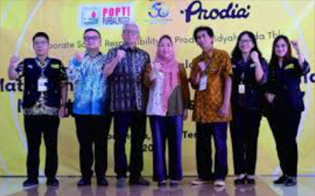 Bupati Purbalingga, Dyah Hayuning Pratiwi (Tiwi) berfoto bersama dengan pengurus POPTI Purbalingga, PT Prodia dan Kepala Dinkes Purbalingga, Jusi Febrianto, di Pendopo Dipokusumo, Selasa 26 September 2023.