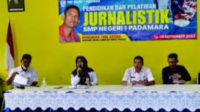 Kepala SMP Negeri 1 Padamara, Titik Widajati, membuka pendidikan dan pelatihan jurnalistik, Rabu 13 September 2023