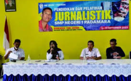Kepala SMP Negeri 1 Padamara, Titik Widajati, membuka pendidikan dan pelatihan jurnalistik, Rabu 13 September 2023