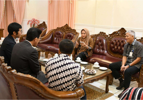 Delegasi Tono City Perfektur Iwate, Jepang mengunjungi Kabupaten Purbalingga. Bupati Purbalingga Dyah Hayuning Pratiwi (Tiwi) menerima General Affairs and Planing Division Hidetomo Suzuki di Pringgitan Pendopo Dipokusumo, Selasa 07 Februari 2023.