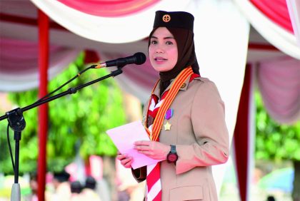 Ketua Gerakan Pramuka Kwartir Daerah (Kwarda) Jawa Tengah, Kak Siti Atiqoh Ganjar Pranowo memimpin Apel Besar Pramuka Purbalingga dan Pelantikan Pramuka Garuda, di Alun-alun Purbalingga, Senin 9 Oktober 2023.