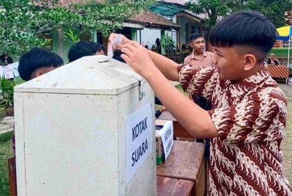 Pemilihan Ketua OSIS SMP Negeri 3 Kutasari 2023/2024 sebagai wujud nyata tema suara demokrasi Projek Penguatan Profil Pelajar Pancasila (P5).