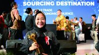 Bupati Purbalingga Dyah Hayuning Pratiwi usai menerima Primaniyarta Award 2023 dari Menteri Koordinator Perekonomian Airlangga Hartarto mewakili Presiden Joko Widodo menyerahkan secara lansung pada pembukaan Trade Expo Indonesia (TEI) ke 38 di Indonesia Convention Exhibition (ICE), Rabu 18 Oktober 2023.    Bupati Purbalingga Dyah Hayuning Pratiwi usai menerima Primaniyarta Award 2023 dari Menteri Koordinator Perekonomian Airlangga Hartarto mewakili Presiden Joko Widodo menyerahkan secara lansung pada pembukaan Trade Expo Indonesia (TEI) ke 38 di Indonesia Convention Exhibition (ICE), Rabu 18 Oktober 2023.