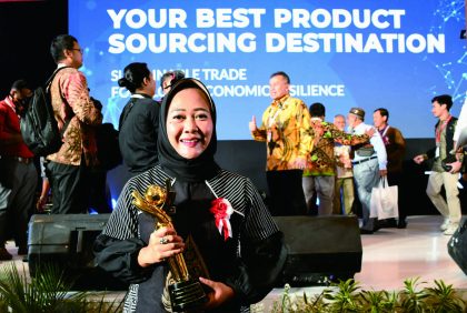 Bupati Purbalingga Dyah Hayuning Pratiwi usai menerima Primaniyarta Award 2023 dari Menteri Koordinator Perekonomian Airlangga Hartarto mewakili Presiden Joko Widodo menyerahkan secara lansung pada pembukaan Trade Expo Indonesia (TEI) ke 38 di Indonesia Convention Exhibition (ICE), Rabu 18 Oktober 2023.  