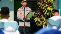 Wakapolres PurbaIingga, Kompol Donni Krestanto saat menjadi pembina upacara di SMA Negeri 2 Purbalingga, Senin 2 Oktober 2023. Foto: Humas Polres Purbalingga Wakapolres PurbaIingga, Kompol Donni Krestanto saat menjadi pembina upacara di SMA Negeri 2 Purbalingga, Senin 2 Oktober 2023. Foto: Humas Polres Purbalingga