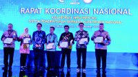 Kepala Dinas Komunikasi dan Informatika (Dinkominfo) Purbalingga, Jiah Palupi Twihantarti usai menerima penghargaan Penyelenggaraan Sistem Elektronik (PSE) saat Rakornas Kolaborasi Implementasi Sistem Pemerintahan Berbasis Elektronik (SPBE), di Hotel Mulia, Senayan, Jakarta, Selasa 17 Oktober 2023. Kepala Dinas Komunikasi dan Informatika (Dinkominfo) Purbalingga, Jiah Palupi Twihantarti usai menerima penghargaan Penyelenggaraan Sistem Elektronik (PSE) saat Rakornas Kolaborasi Implementasi Sistem Pemerintahan Berbasis Elektronik (SPBE), di Hotel Mulia, Senayan, Jakarta, Selasa 17 Oktober 2023.