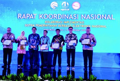 Kepala Dinas Komunikasi dan Informatika (Dinkominfo) Purbalingga, Jiah Palupi Twihantarti usai menerima penghargaan Penyelenggaraan Sistem Elektronik (PSE) saat Rakornas Kolaborasi Implementasi Sistem Pemerintahan Berbasis Elektronik (SPBE), di Hotel Mulia, Senayan, Jakarta, Selasa 17 Oktober 2023.