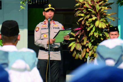 Wakapolres PurbaIingga, Kompol Donni Krestanto saat menjadi pembina upacara di SMA Negeri 2 Purbalingga, Senin 2 Oktober 2023. Foto: Humas Polres Purbalingga