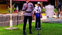 Kapolsek Kutasari, AKP Tedy Subiyarsono saat memberikan amanat pada apel pagi bersama dengan siswa kelas VII , VIII, dan IX SMP Negeri 3 Kutasari di lapangan sekolah, Desa Karangjengkol, Kecamatan Kutasari, Kabupaten Purbalingga, Senin 9 Oktober 2023 Kapolsek Kutasari, AKP Tedy Subiyarsono saat memberikan amanat pada apel pagi bersama dengan siswa kelas VII , VIII, dan IX SMP Negeri 3 Kutasari di lapangan sekolah, Desa Karangjengkol, Kecamatan Kutasari, Kabupaten Purbalingga, Senin 9 Oktober 2023