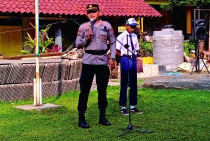 Kapolsek Kutasari, AKP Tedy Subiyarsono saat memberikan amanat pada apel pagi bersama dengan siswa kelas VII , VIII, dan IX SMP Negeri 3 Kutasari di lapangan sekolah, Desa Karangjengkol, Kecamatan Kutasari, Kabupaten Purbalingga, Senin 9 Oktober 2023